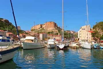 Under eftermiddagen kan vi bekanta oss med vårt hem för de kommande dagarna. Klockan 17 lämnar fartyget hamnen och åker mot vårt första stopp Porto Vecchio.