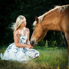 Avslutningsritt med Fotografering Den 18/6 Sista ritten före sommarbetet Innan vi rider iväg kommer vi skritta ner till hästarnas sommarhage, där får man en egen stund med en fotograf, som förevigar