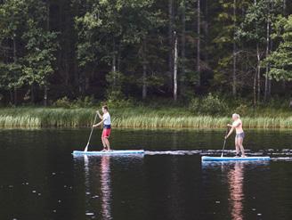 Packa ryggsäcken för vandring i naturreservatet På