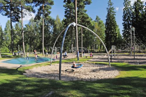 Buskul i vår äventyrslekpark Besök vår härliga äventyrslekpark! Spännande hinderbanor, höga klätterställningar, skojiga gungor roligt, roligt, roligt! Barnen älskar den!