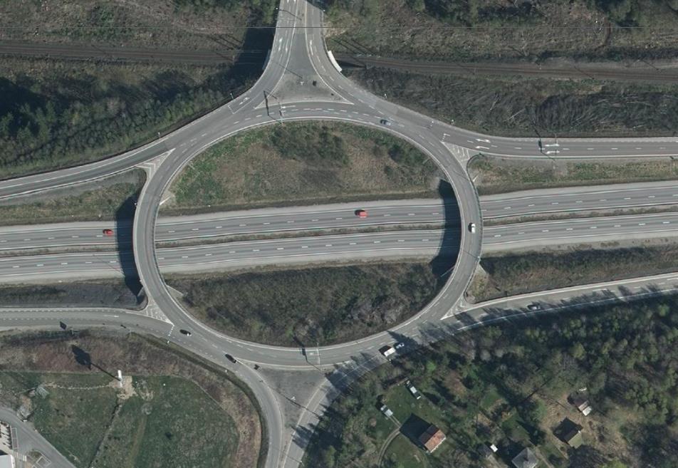 1.1.2 Viareds trafikplats Trafikplatsen är av rutertyp där sekundärväg samt av- och påfartsramper ansluts till en tvåfältig cirkulationsplats som ligger på en brokonstruktion ovanför väg 4.