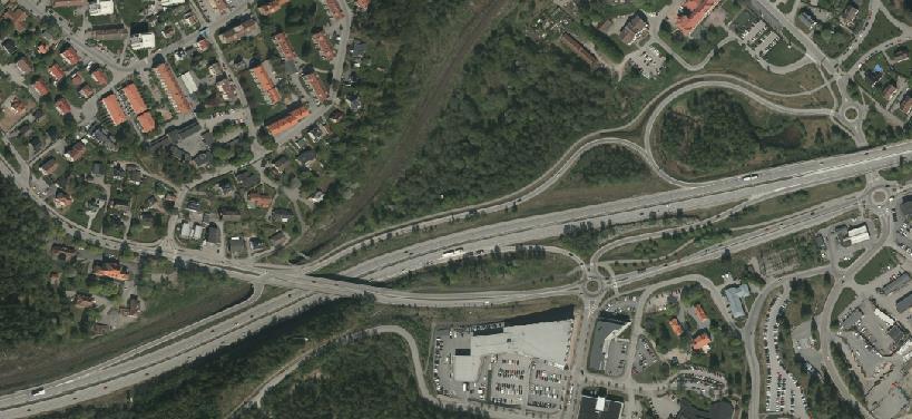 1.1.4 Tullamotet Tullamotet är en utdragen trafikplats där på- och avfart på väg 4 i östgående riktning ansluter till Göteborgsvägen via en cirkulationsplats, Älvsborgsrondellen, söder om väg 4.