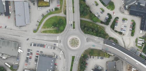 1.3 Väg 42 1.3.1 Landalarondellen Tvåfältig cirkulationsplats där samtliga tillfarter har två körfält utom Bäckeskogsgatans anslutning som endast har ett enkelt körfält.