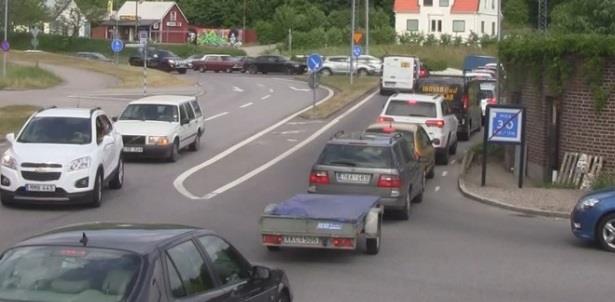 Stillastående fordon observeras även inne i cirkulationen i riktning söderut, en antydan om köbildning nedströms från korsningen Väg 41/Trandaredsgatan på väg 41. Figur 1-24Bild hämtad från hitta.