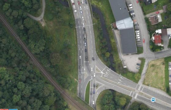 1.4.2 Väg 41 - Gånghestersvägen Korsningen har tre inkommande vägar och är signalreglerad med två genomgående körfält i vardera riktningen.