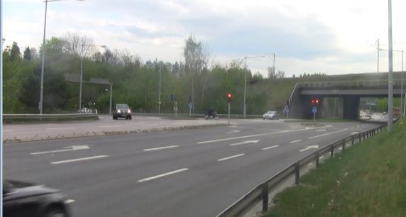Gånghestersvägens tillfart består av tre körfält, två för högersväng mot norr samt ett vänstersvängfält mot söder.