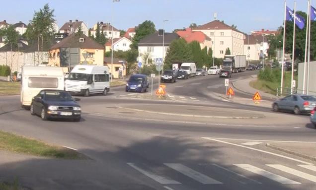 Genomförda fältobservationer visar att trafik i tillfarten från Alingsåsvägen/väg 18, från väster, periodvis har en mycket låg hastighet vilket orsakar köbildning uppströms.