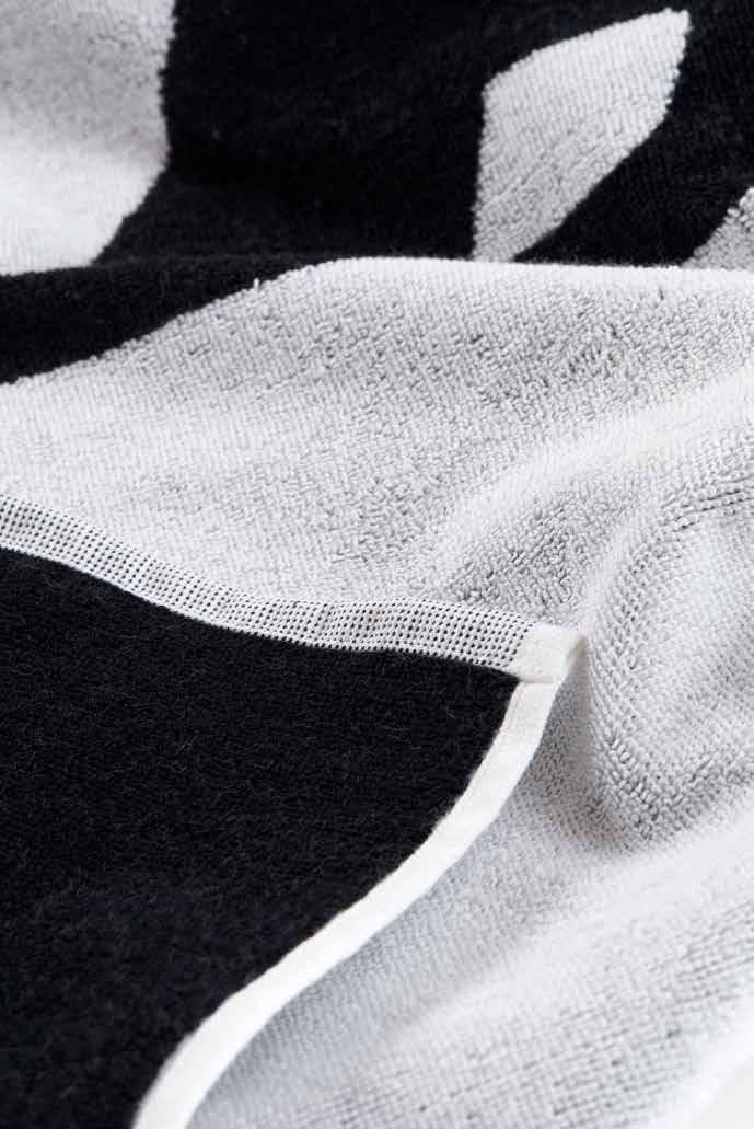 INVÄVD HANDDUK Från 250 st // Leveranstid 8 veckor När man gör en invävd handduk så väver man in motivet i handduken. Detta innebär att garnerna är färgade innan handduken vävs.