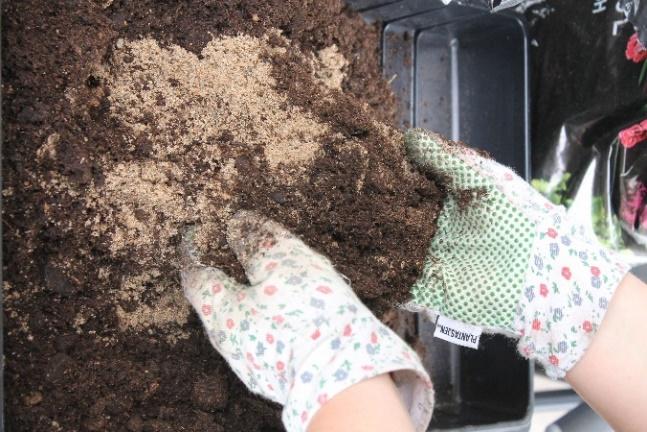 För att blanda och fördela substratet använde jag mig av en vanlig handspade och en