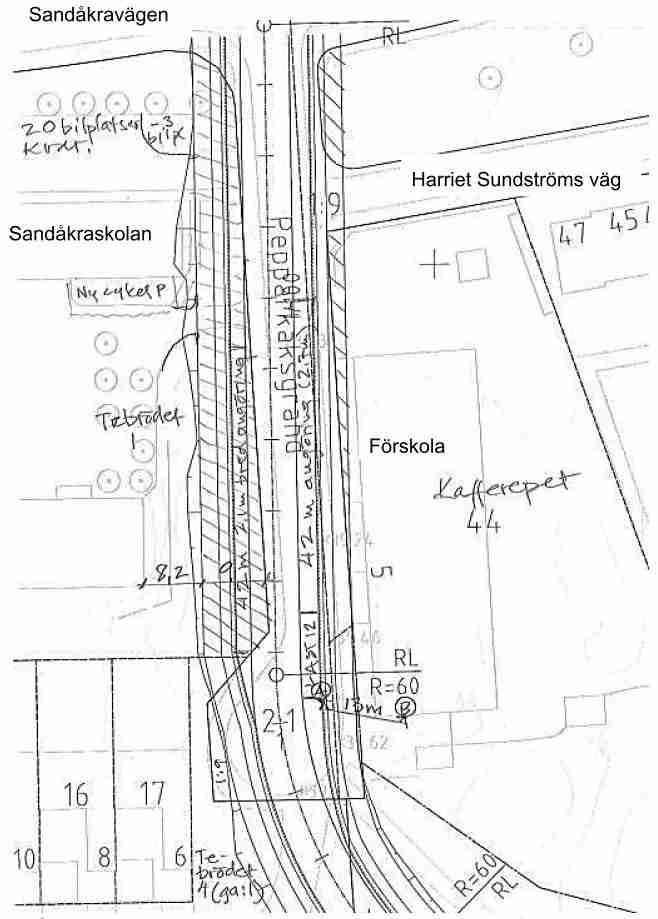 Pepparkaksgränds vändplan tas i anspråk av den bredare gatusektionen med angöring trots att angöringsmöjligheterna börjar först vid förskolans byggnad.