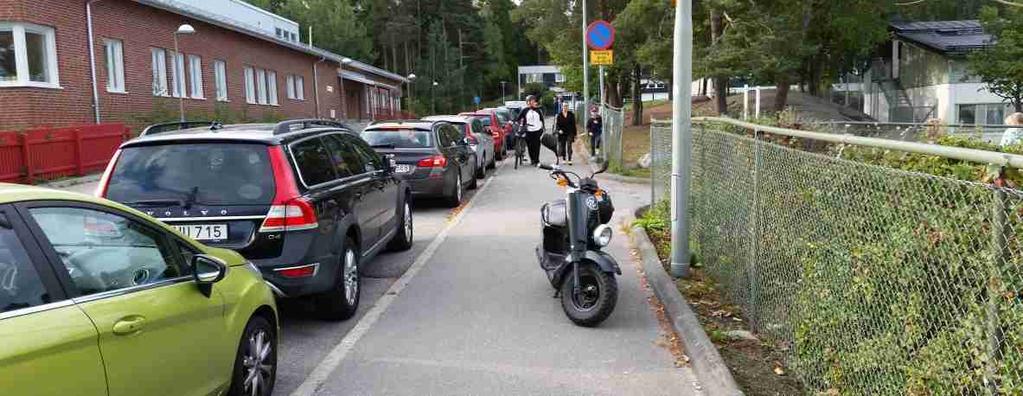 föräldrar som lämna på skolan som står där utan boende eller personal som kommit före kl 7.40. Ungefär tre fordon med föräldrar som lämnar sina barn ställde sig på Pepparkaksgränd under tiden kl 7.