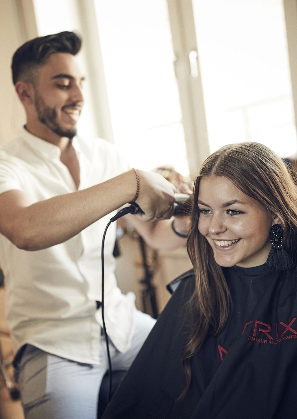 HVSTY Hantverksprogrammet INRIKTNING - HÅR- OCH MAKEUPSTYLIST Hantverksprogrammet är ett yrkesprogram.