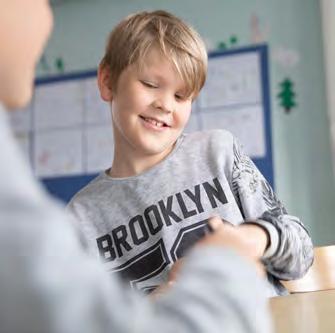 GRUNDSKOLAN Kunskapsresultat GENOMSNITTLIGT MERITVÄRDE ÅK 9 ANDEL ELEVER I ÅK 9 SOM KLARAT KUNSKAPS KRAVEN I ALLA ÄMNEN (%) ANDEL ELEVER I ÅK 9 SOM NÅTT BEHÖRIGHET TILL GYMNASIESKOLAN (%) 241,7 241,9