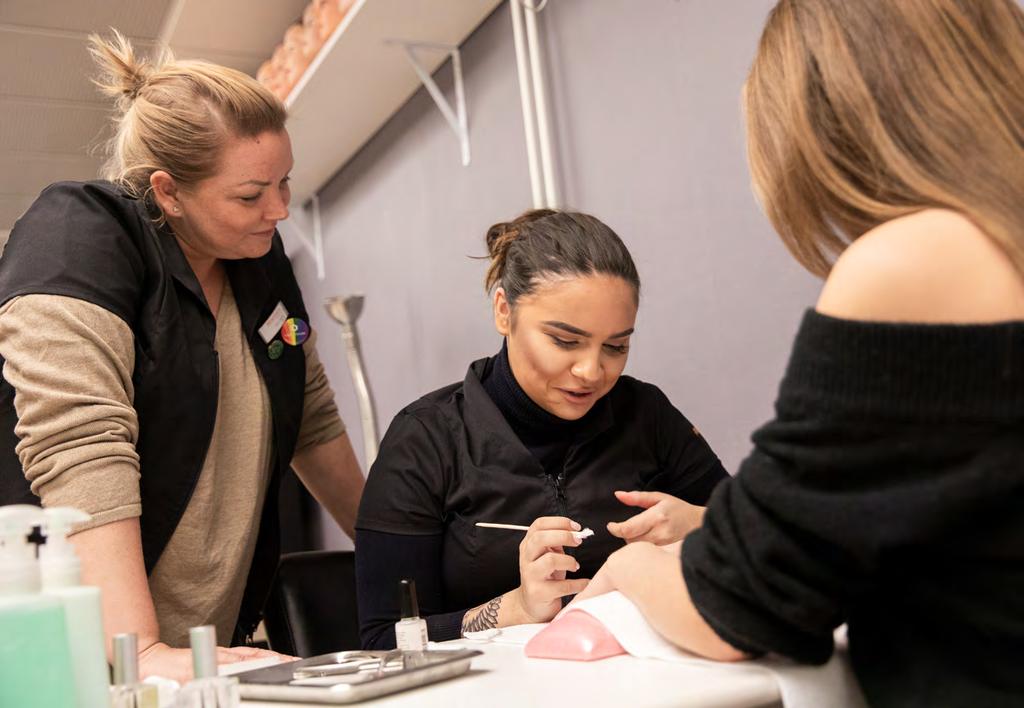 GYMNASIESKOLAN Kvalitets- och utvecklingsarbetet under 2017/18 Att alla elever ska nå kraven för en gymnasieexamen är en målsättning som förenar alla AcadeMedias gymnasieskolor.
