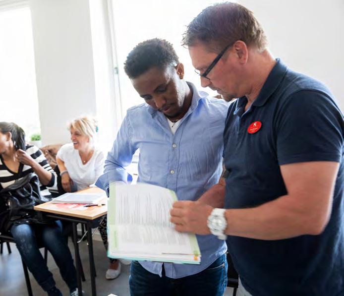Vården och skolan är två sektorer som är i stort behov av arbetskraft och nu är yrkesrollerna vårdbiträde och lärarassistent på väg att göra comeback.