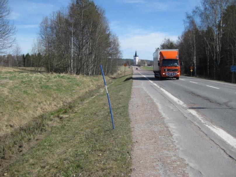 Planområdet sträcker sig till hastighetsskyltarna bakom lastbilen på foto 3 nedan. Framför lastbilen ses sprickor och spårighet i vägbanan på väg 850.