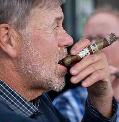 Lasse bjöd på gubbröra, tjocka revben som legat på grillen i