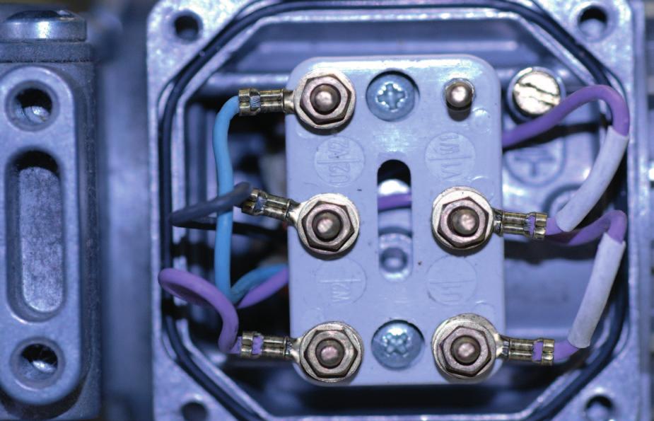 inkoppling av 1-fas snäckväxelmotor N L 230 V Motorer som styrs med MicroStart är 1-fas motorer kopplade för 1x230V. Här används en driftkondensator för att motorn skall starta.