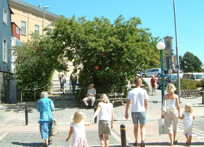 Ymnig grönska, murar, bänkar, korsande och parkerade bilar stänger den visuella och funktionella kontakten mellan Borgmästaregatan, Ristorget och Stortorget.