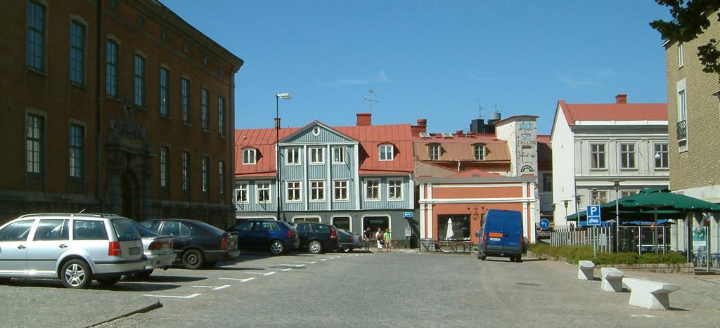 Bilparkeringen längs Rådhusets norra sida kan vara kvar eftersom det är en norrsida och inte kommer i konflikt med