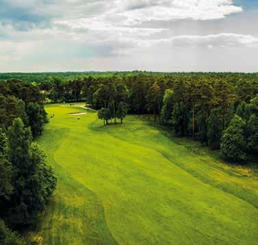 Det flacka markområdet gör att promenaden är behaglig och avslappnande, när man tar sig an de spännande golfhålen som går