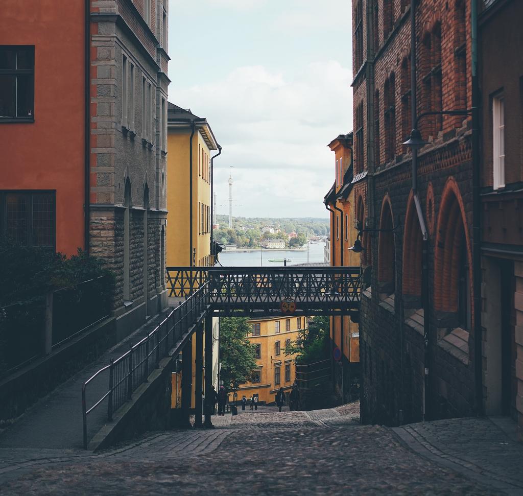 32 I EMISSIONSMEMORANDUM JANUARI 2019 Potentiella intressekonflikter Med undantag för det förhållande att vissa av styrelseledamöterna och den verkställande direktören har uppdrag i andra bolag