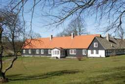 Prästgården ligger nordväst om kyrkan. De tre byggnaderna bildar en öppen fyrkant mot väster. Mangårdsbyggnaden är troligen uppförd i mitten av 1700-talet.