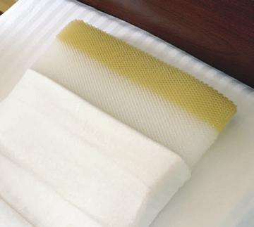 Man kan använda den med eller utan överdrag. Vill man bäddamed vanliga lakan går det också bra.tvätta madrasskärnan separat i maskin 60, 30 minuter i tvättmaskin utan blekmedel.