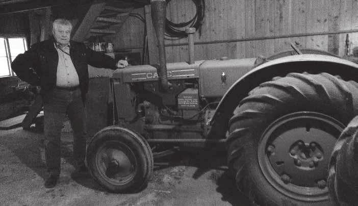 Krogshults Maskinstation bakgrundshistoria Gert Nilsson intervjuas av Solvig Oredsson Gert Nilsson visar sin traktor Case som drev tröskan för länge sedan. Foto: Solvig Oredsson.
