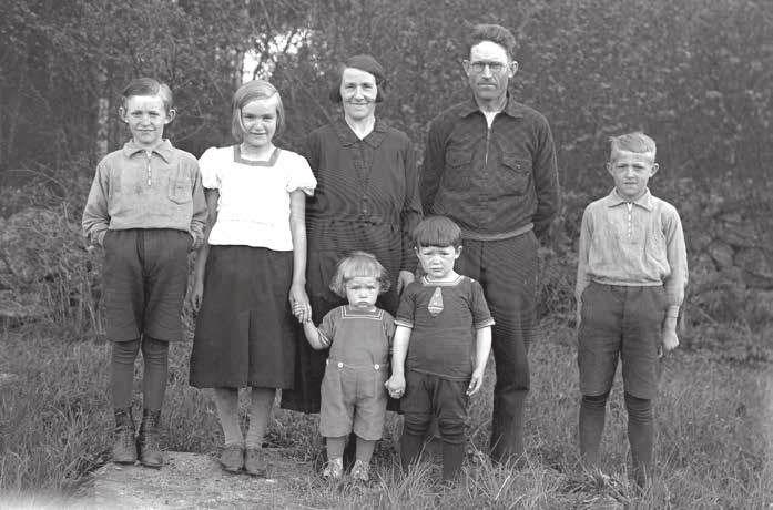 Familjen 1936. Från vänster: Ville, Sonja, Gerda, Ernst och Gösta. Framför dem står Stig och Gert. Saknas gör Helga och Ragnar.