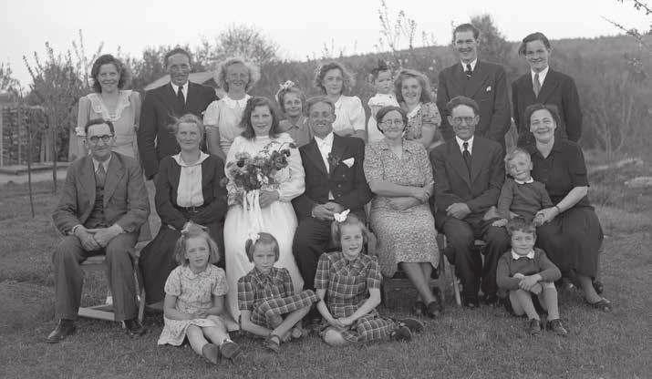 På andra sidan om brudgummen sitter hans föräldrar Gerda och Ernst.