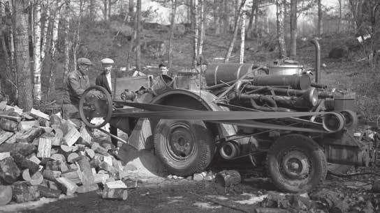 Foto: Bröderna Persson, 1937. Vedkap hemma hos fotograferna Arne och Albin i Staversvad.