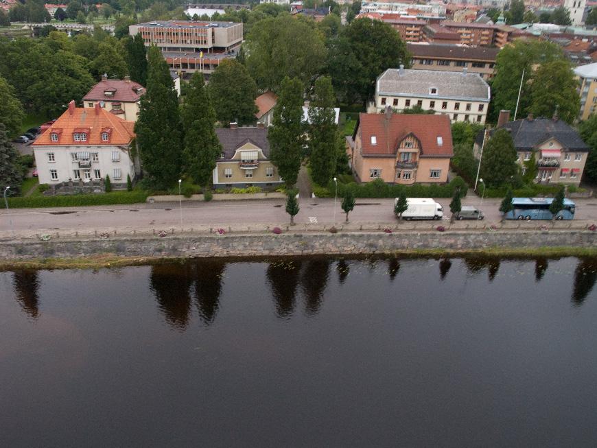 stämningsskapande miljö, belägen mellan rutnätsstaden och Sandgrunds vattenomflutna park med kulturbyggnader. Utmed älven bildar fasader, murar och höga träd en sammanhängande avgränsning.