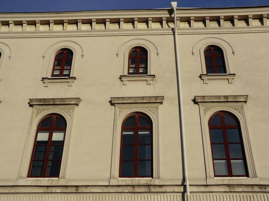 vid målning även skyddas från direkt solljus eller stark blåst (för snabb torkning). Färgen kan inte användas om risken för frost föreligger.