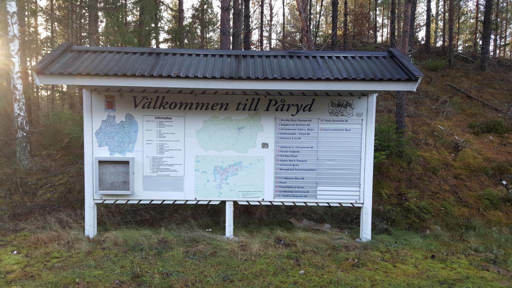 Välkomstskyltar finns i orten: Påryd Innehållet delas av Kalmar kommun och Karlslunda byalag och lokala företag i Påryd.