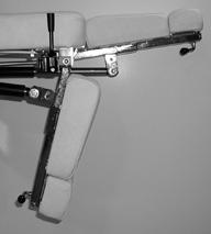 Rullstolsburna patienter kan överföras till patientstolen från sidan, tillse att sitsrotationen är låst och fäll upp armstödet.