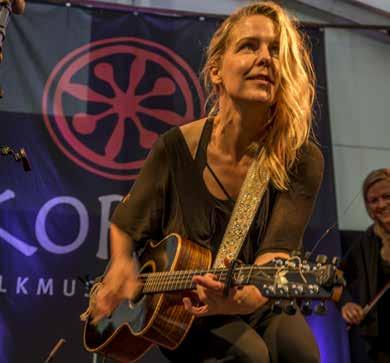 Juni 16 Söndag Folkets hus kl 18.00 Fotograf: Jon Antonsson SOFIA KARLSSON Hon är den musiker som under senare år nått längst utanför genregränsen folkmusik.