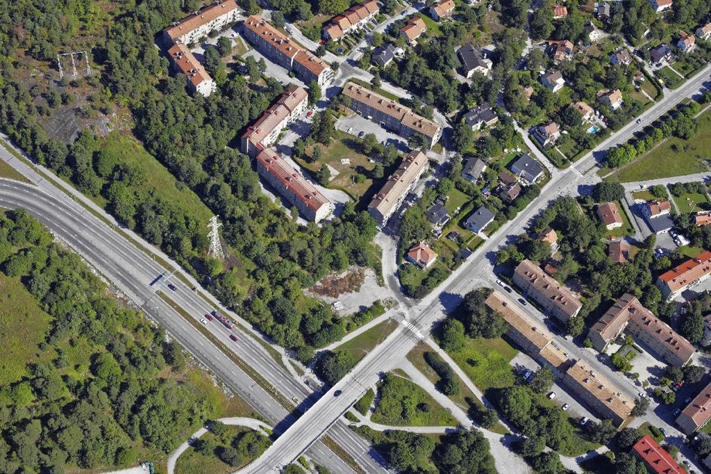 SID 3 (6) Snedbild från väster med planområdet inlagt FÖRSLAG TILL FÖRÄNDRINGAR På den befintliga bullervallen mot Huddingevägen och norr om Tussmötevägen föreslås en entrégata.