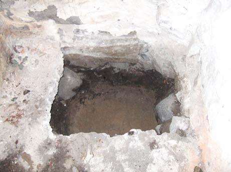 Fastighet 8 Grop 1. Källarrum 1041. 0,8 x 0,9 m stor, 0,8 m djup Gropen togs upp vid den västra väggen i källarrum 1041 och hade grävts till ett djup av 0,5 m utan antikvarisk kontroll (se figur 7).