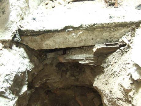 I den norra delen av gropen fanns rester av en liggande stock direkt under golvet, troligen rester av ett bjälklag till ett äldre golv (se figur 10).