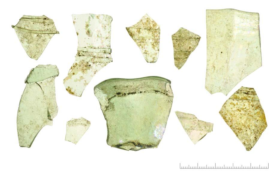 Figur 23. I kulturlagret KL 103 hittades flera skärvor glas från ett eller flera passglas (F 103:2:5). Skala 1:1.