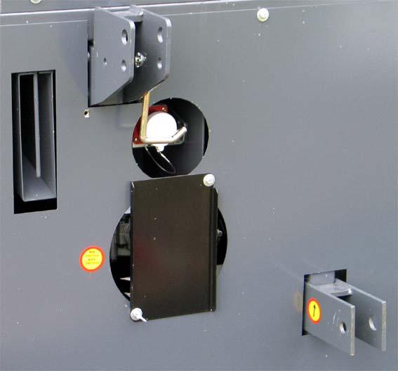 B C 11 D VRNING! Plåten som förhindrar samtidig användning av två kraftkällor får aldrig avlägsnas från maskinen. Kraftuttagsaxeln bör avlägsnas, om maskinen drivs med el. 3.