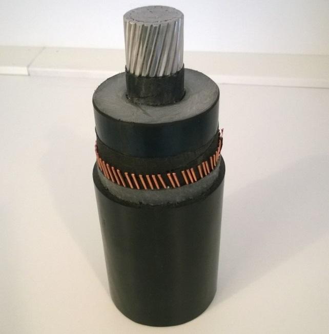 koppar och isolationen är av plast (polyeten, PEX). Runt isolationen läggs ett lager koppartrådar som en jordad skärm. Ytterst förses kabeln med en mekaniskt skyddande plastmantel av polyeten (PE).