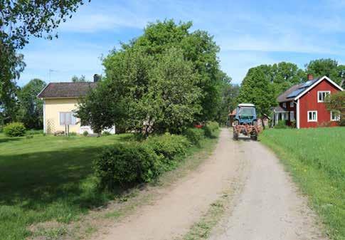 SKÄLLANDSÖ Ursprungligen låg bebyggelsen i den sydvästra delen av byn, där Södragårdarna ligger idag. I takt med hemmansklyvningar under 1700- och 1800-talet växte antalet gårdar till 15 stycken.