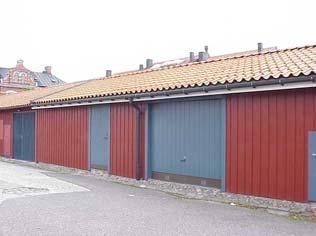 Markiser över alla fönster, randiga i beigt och vitt. Trapptorn mot gård. MARTIN S. 10 A från SV K = 3, M = 5. Bryter av med sin släta tvåvåningsfasad. MARTIN S. 10 A från S FÖNSTER fastighet: MARTIN SÖDRA 10, hus B.