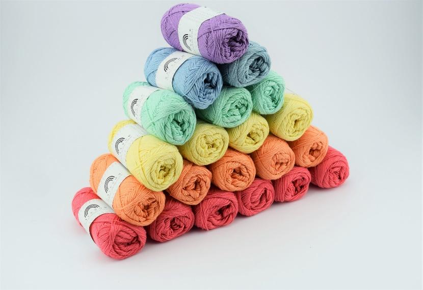 Material: - Virknål nr. 3 - Rainbow 8/4 Cotton i 6 färger + Kantfärg. Mått: Ca.