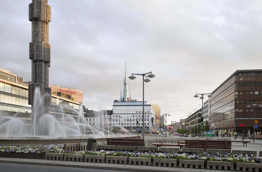 9. VY FRÅN SERGELS TORG MED MONTAGE Strategisk Arkitektur Den nya byggnaden