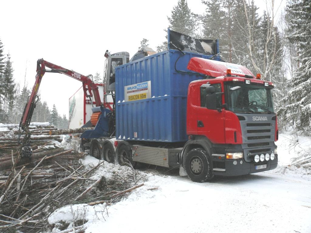 7.2.2 Huggbil Likaså skulle den vanliga hanteringen med flisning med en flismaskin kunna ersättas av en lastbil med flishugg (huggbil/tuggbil), vilket enligt von Hofsten m.fl. (2006) tillsammans med buntning är ett av de billigaste alternativen för att ta tillvara skogsbränsle.