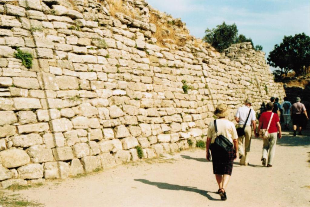 Befästningsmur vid Troja. l Fortfarande imponerar Trojas befästningsmurar, som är över 3 000 år gamla.