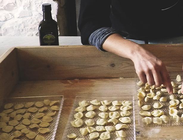 Vår lektion i italienska har vi i samband med en matlagningskurs så vi tar oss vidare till en charmig gård som ligger i närheten för att träffa dess